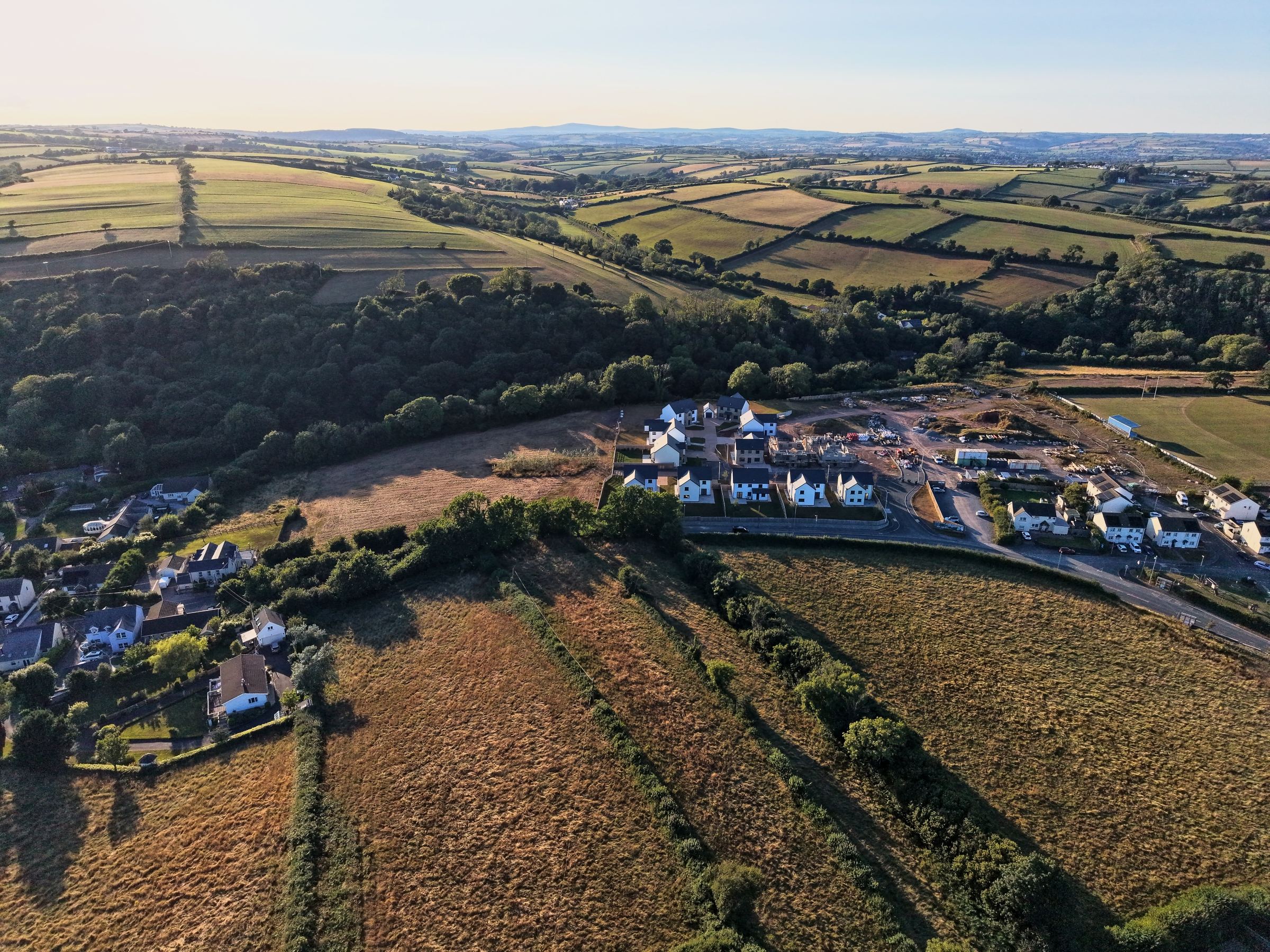Cl&ocirc;s Hugdon, Laugharne &mdash; the development along the estuary edge
