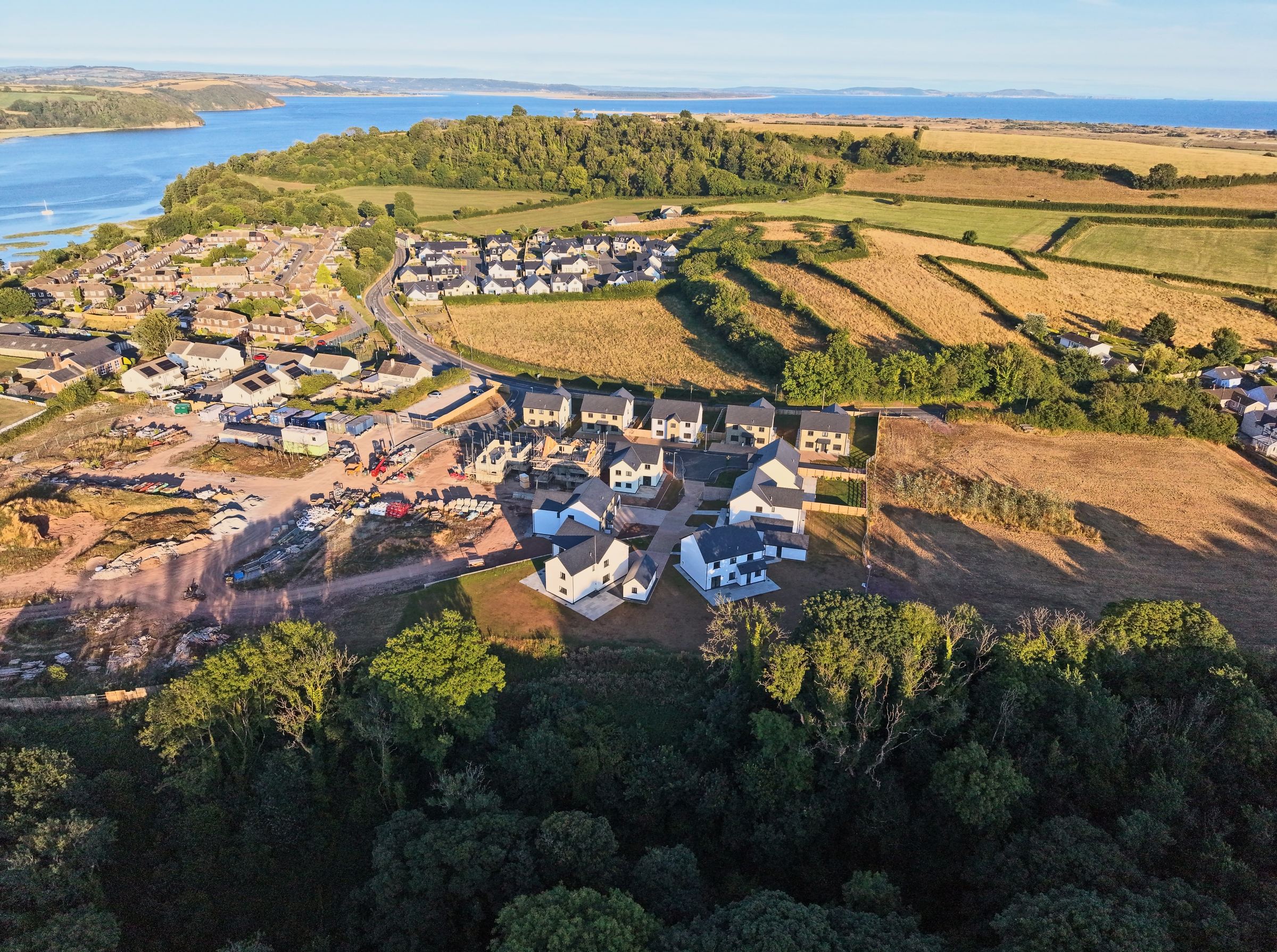 Cl&ocirc;s Hugdon, Laugharne &mdash; the homes and the full-tide estuary from the air
