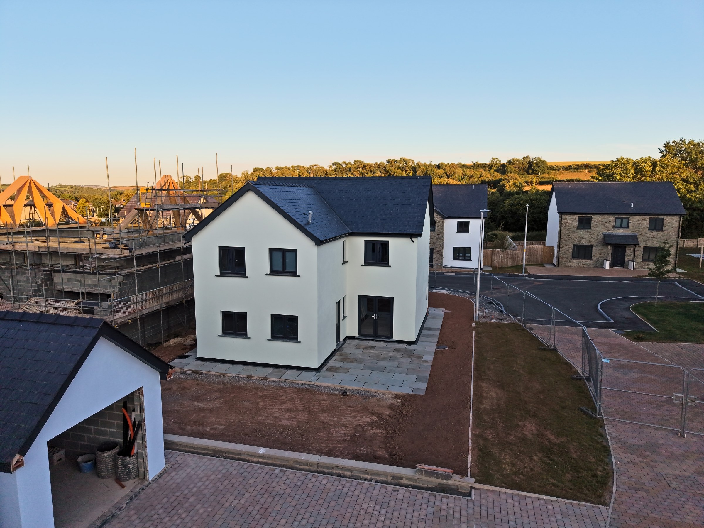 Cl&ocirc;s Hugdon, Laugharne &mdash; the finished homes with open countryside beyond