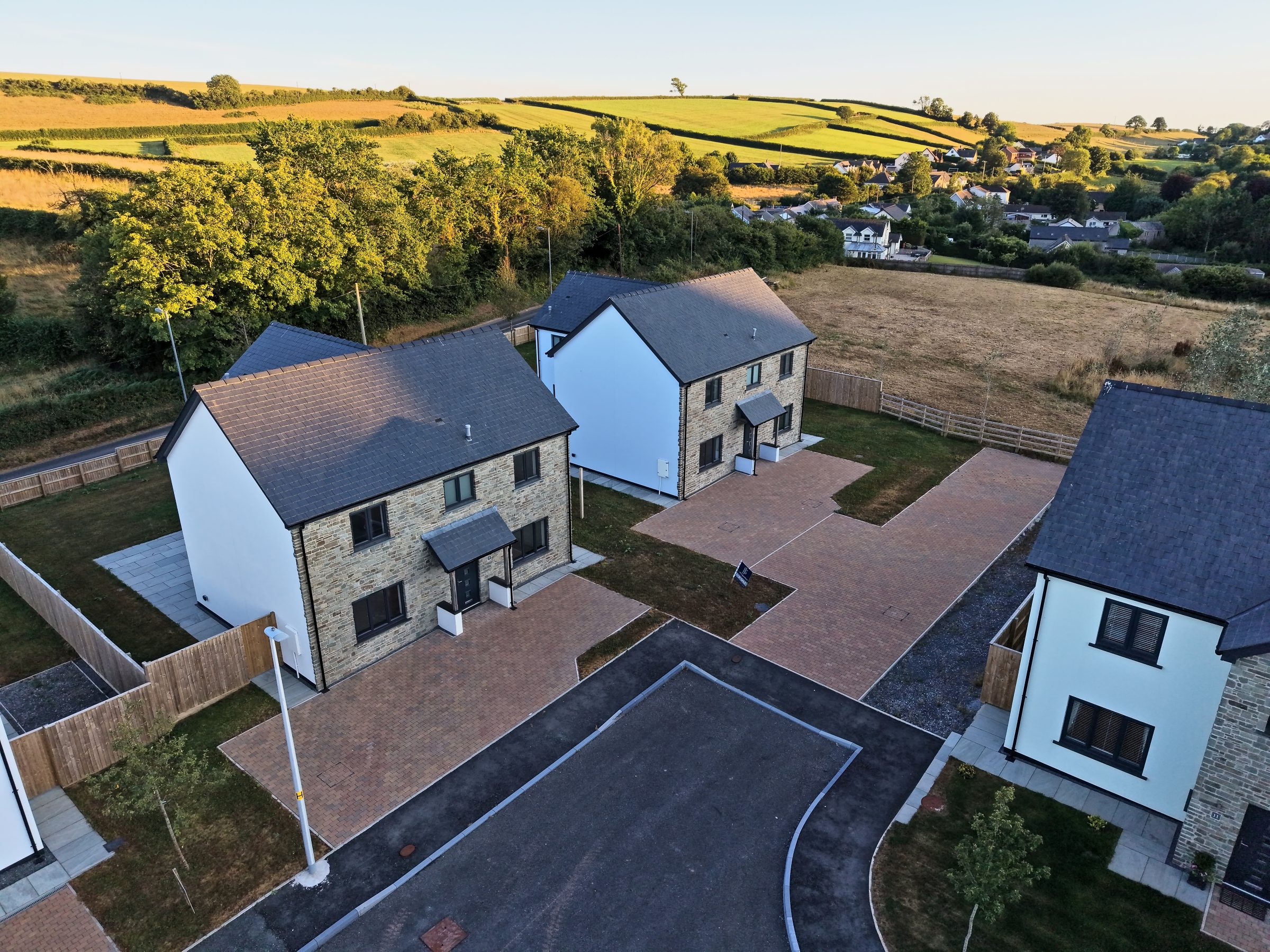 Cl&ocirc;s Hugdon, Laugharne &mdash; a row of completed new homes