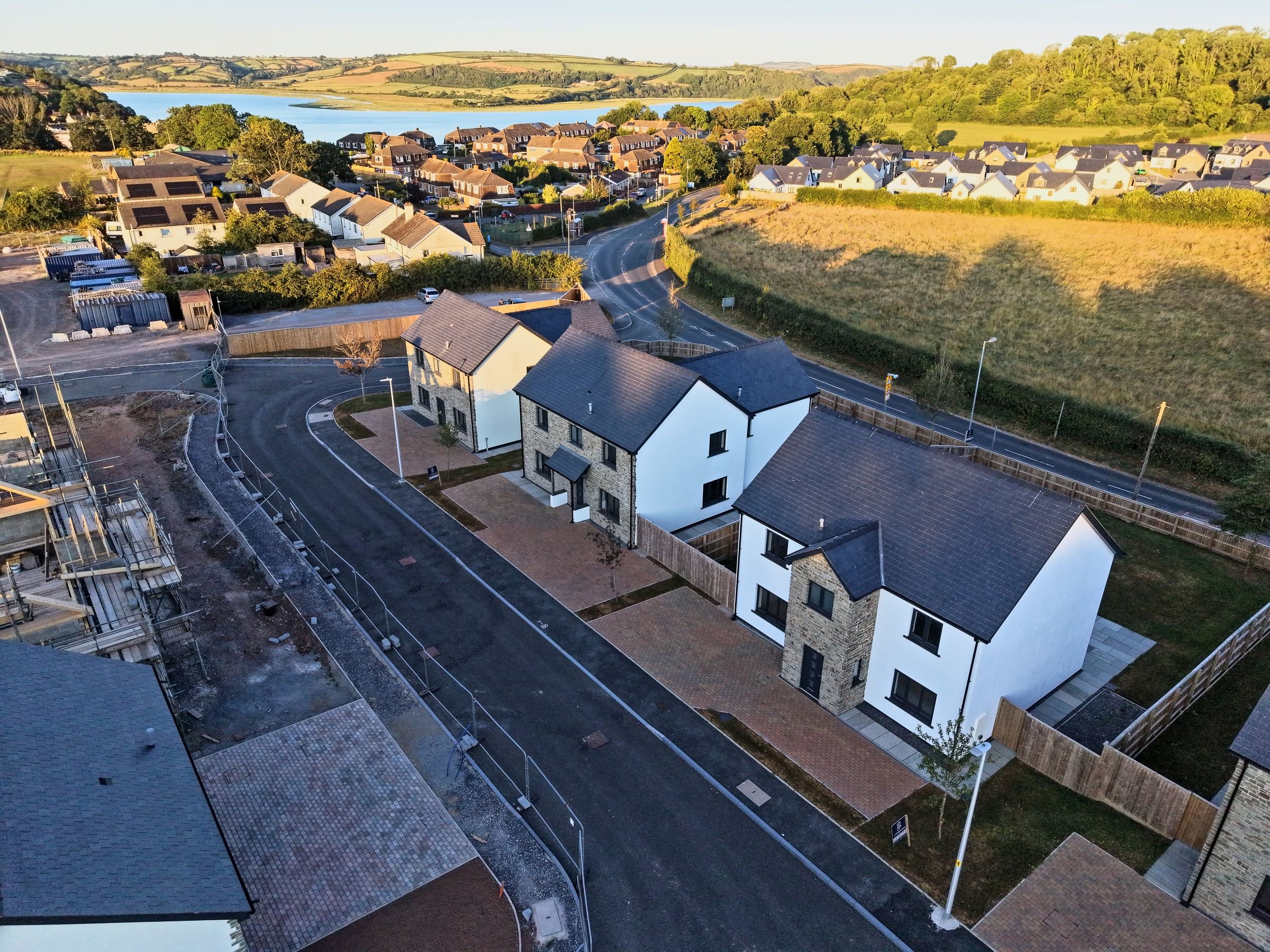 Cl&ocirc;s Hugdon, Laugharne &mdash; the terrace of finished homes from the air