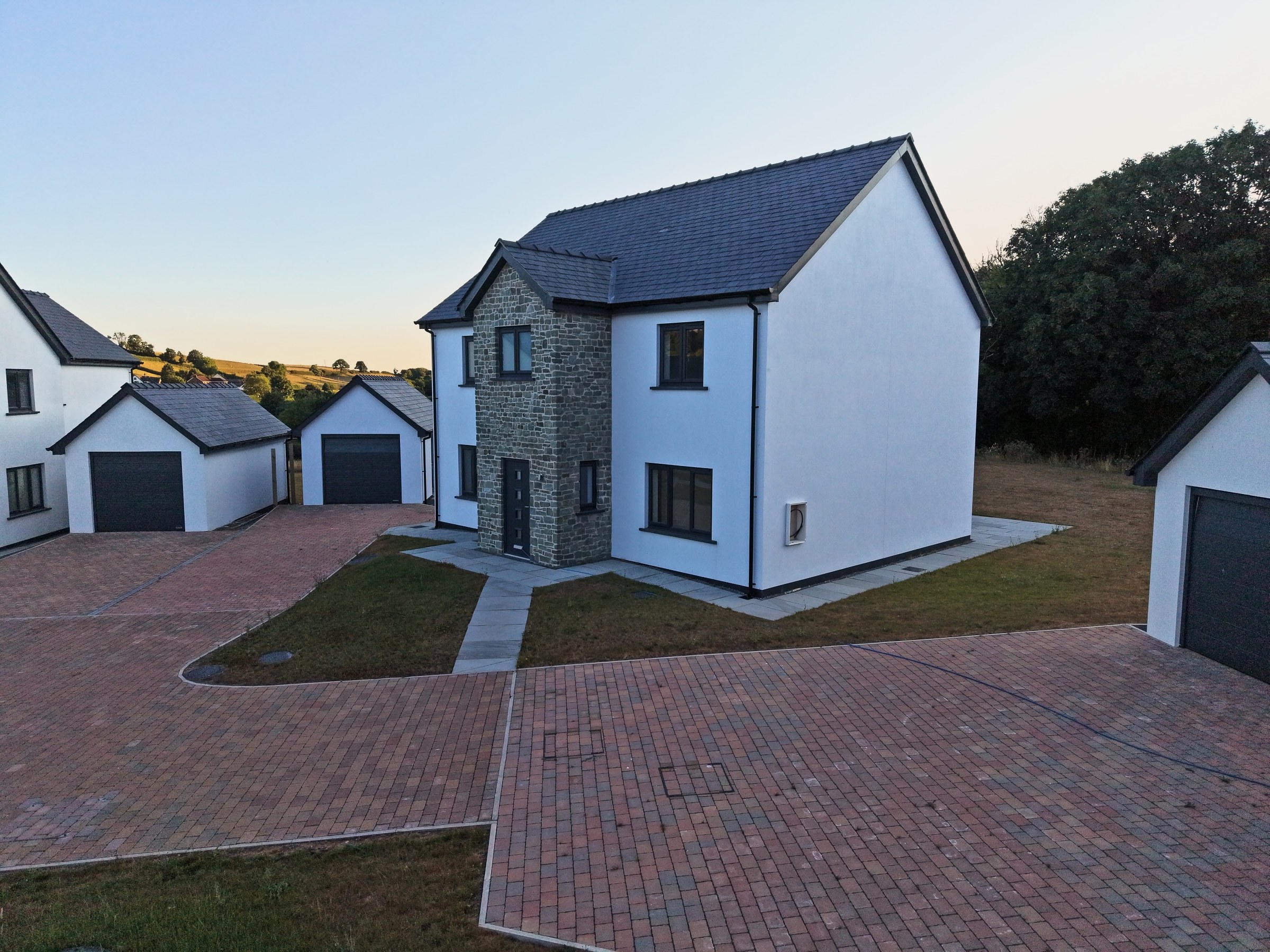 Cl&ocirc;s Hugdon, Laugharne &mdash; a new home set against the west Wales countryside
