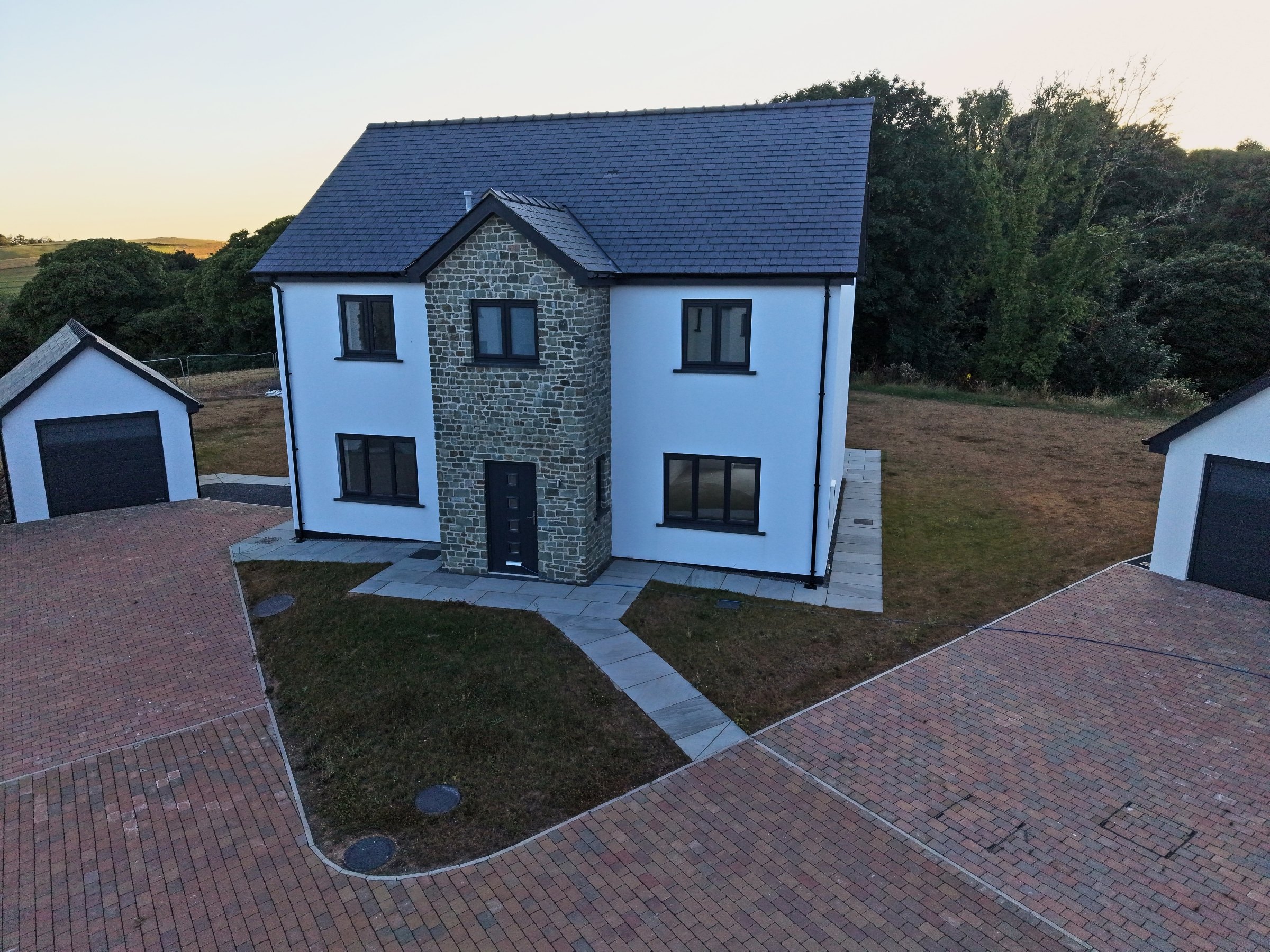 Cl&ocirc;s Hugdon, Laugharne &mdash; a finished home with open countryside behind