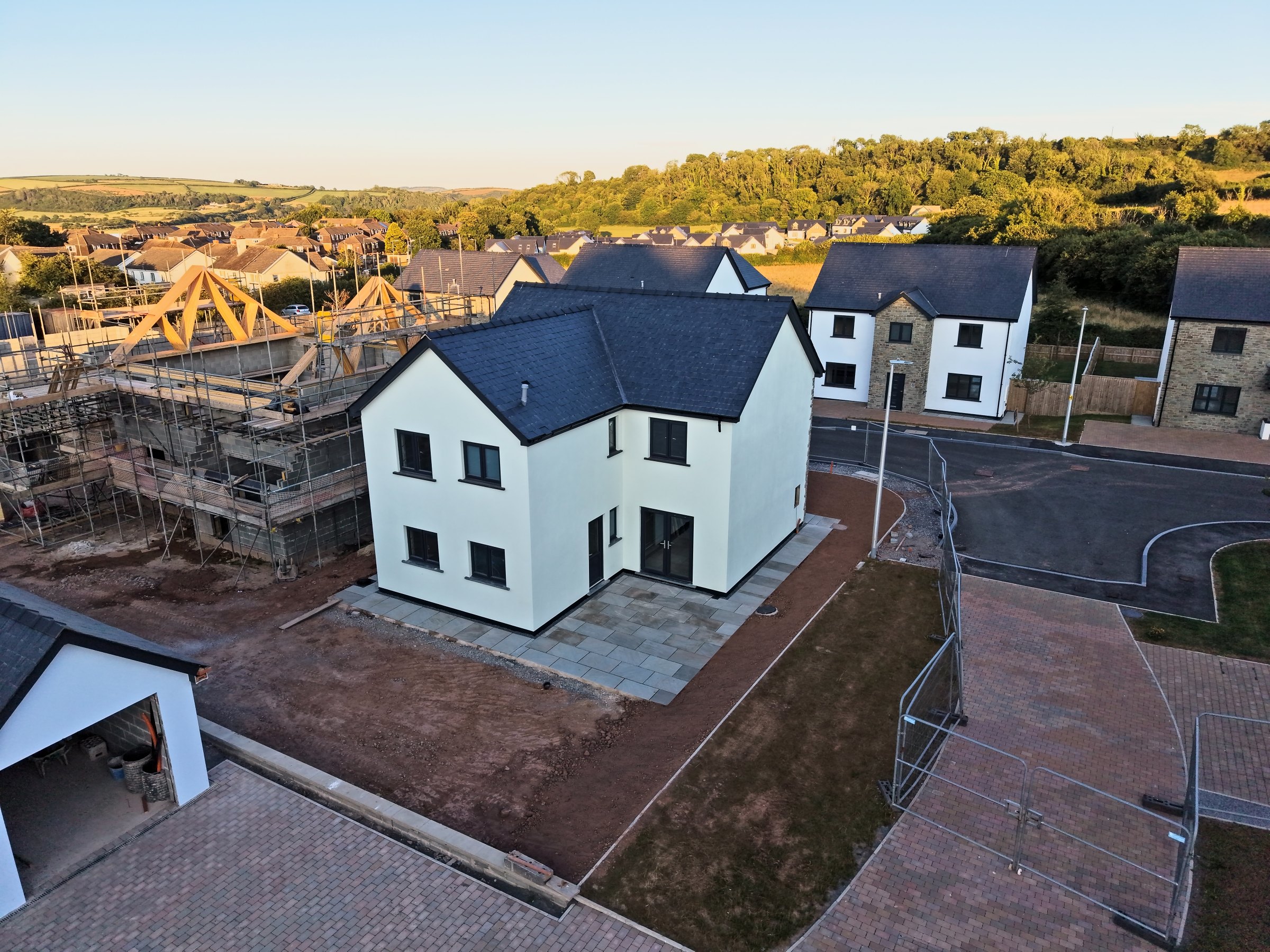 Cl&ocirc;s Hugdon, Laugharne &mdash; a finished detached home from the air