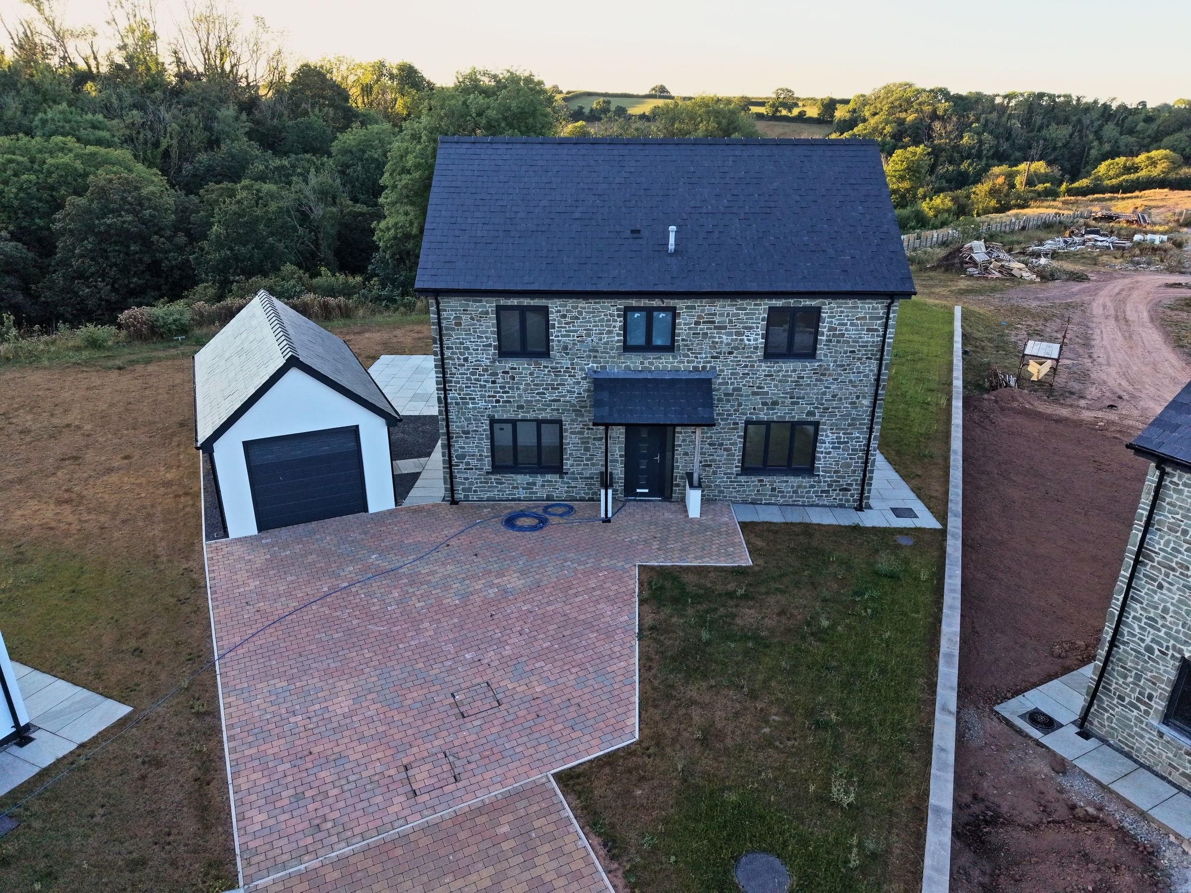 Cl&ocirc;s Hugdon, Laugharne &mdash; a finished home with stone detailing and detached garage