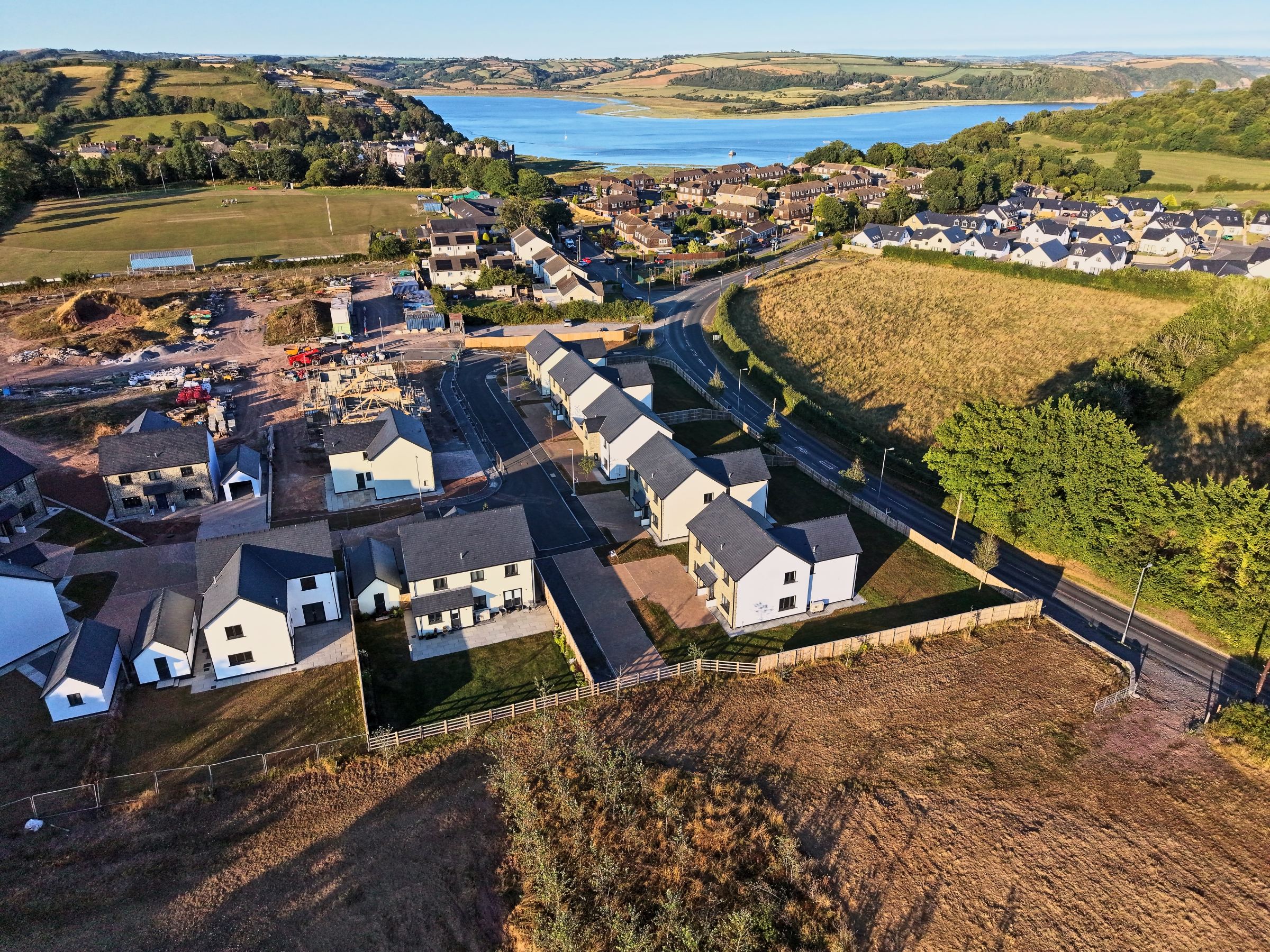 Cl&ocirc;s Hugdon, Laugharne &mdash; finished homes overlooking the T&acirc;f estuary
