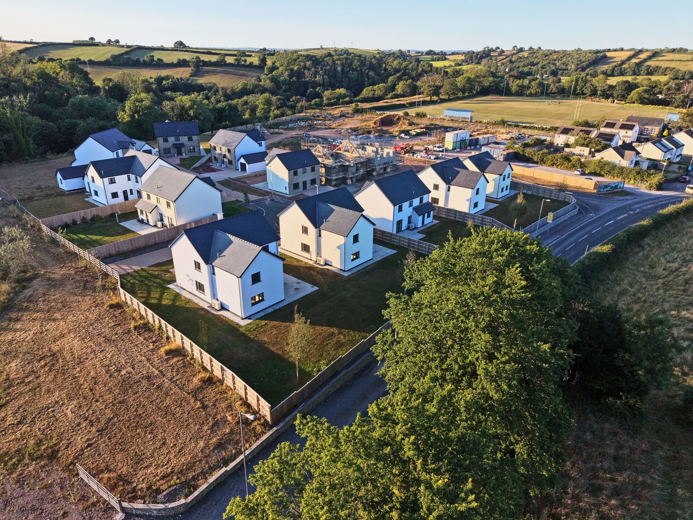 Cl&ocirc;s Hugdon, Laugharne &mdash; the homes above the estuary at high tide
