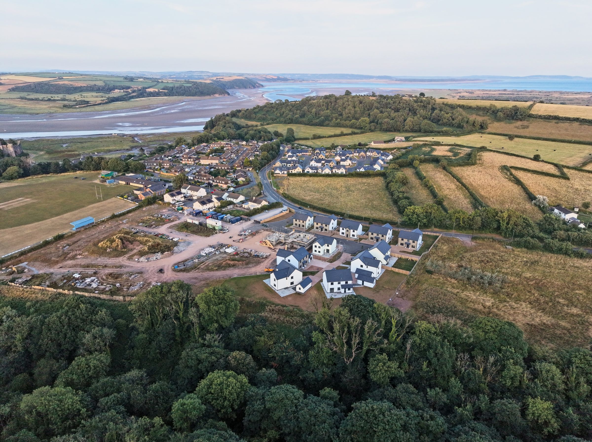 Cl&ocirc;s Hugdon, Laugharne &mdash; the new homes above the estuary from the air