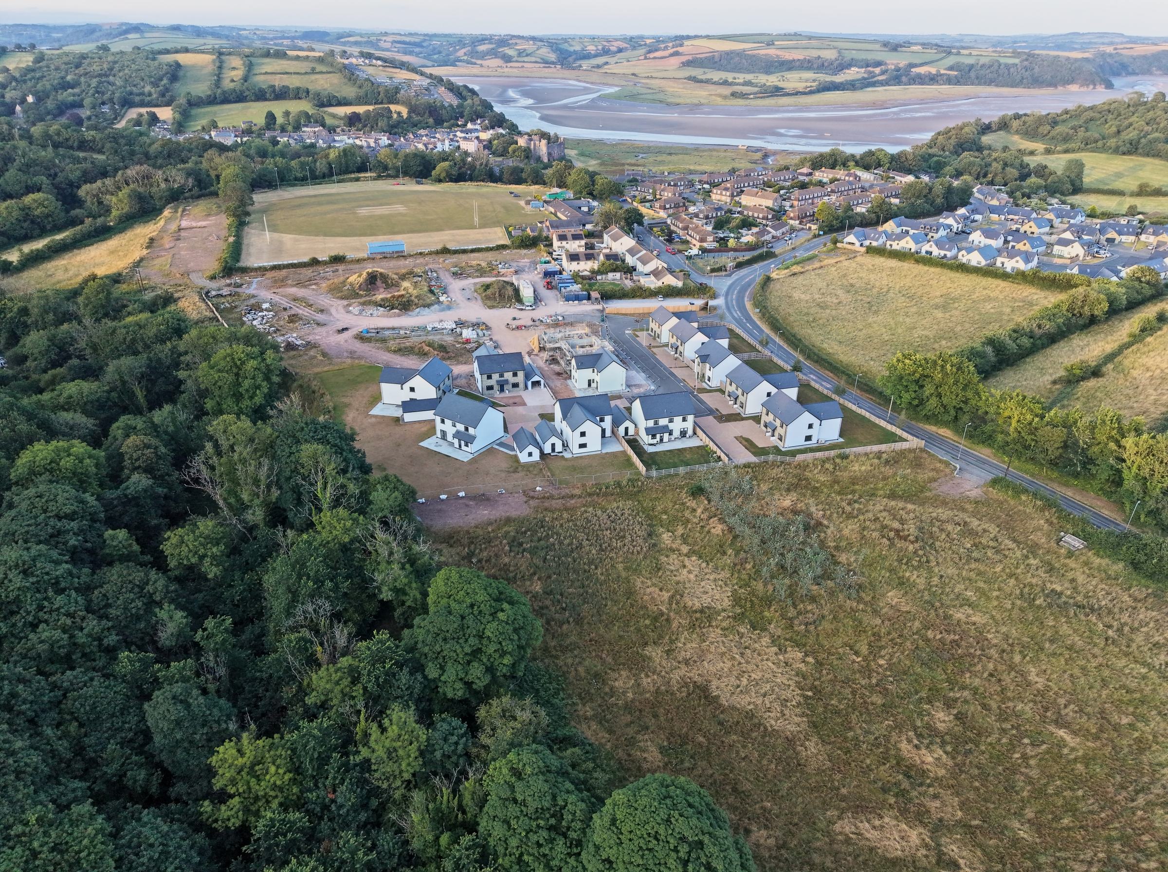 Cl&ocirc;s Hugdon, Laugharne &mdash; the development and its position on the edge of the town