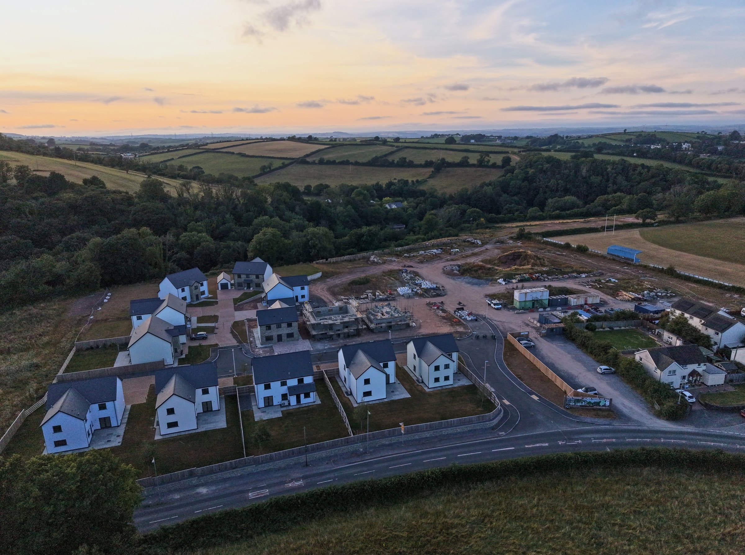 Cl&ocirc;s Hugdon, Laugharne &mdash; the development at dusk