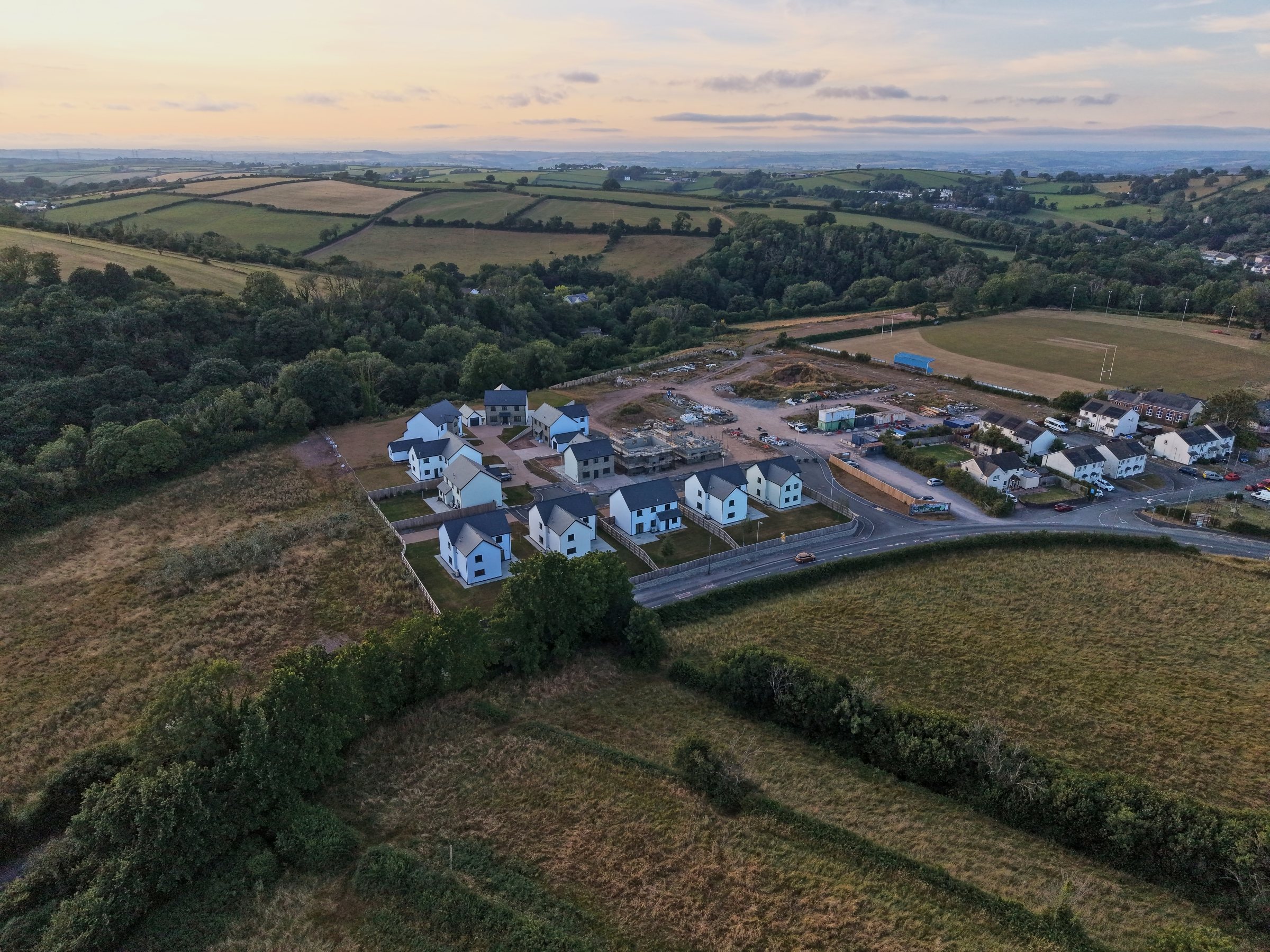 Cl&ocirc;s Hugdon, Laugharne &mdash; the homes and surrounding fields at dusk