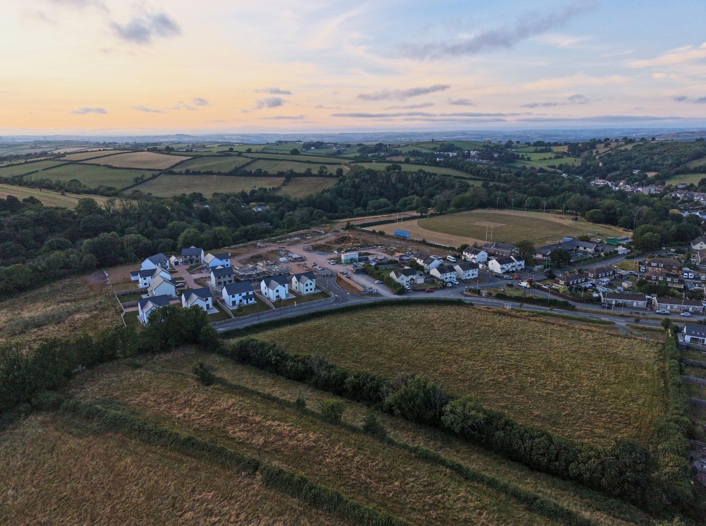 Cl&ocirc;s Hugdon, Laugharne &mdash; a wide view of the development at dusk