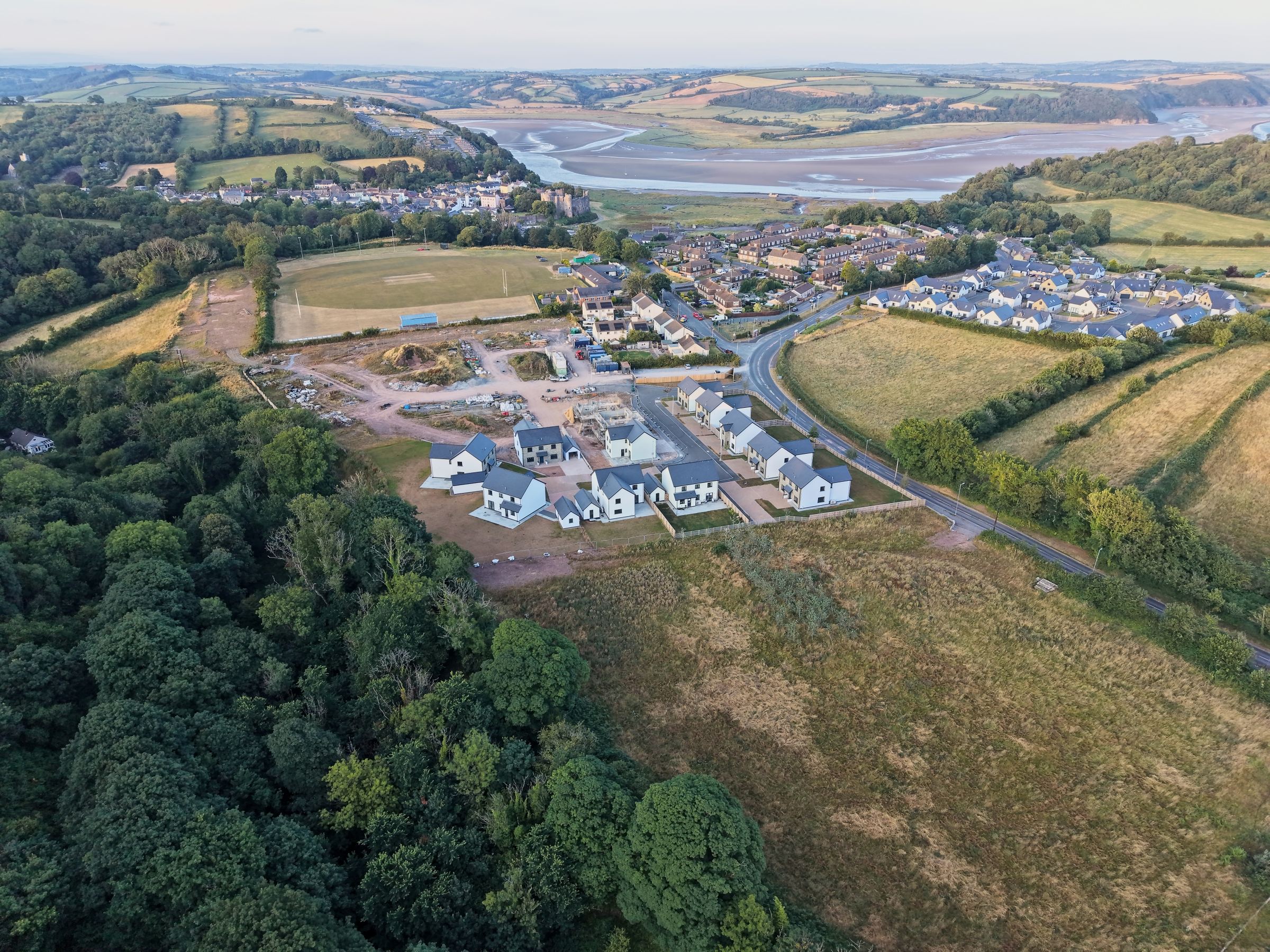 The T&acirc;f estuary and Laugharne Castle from the air, beside Cl&ocirc;s Hugdon