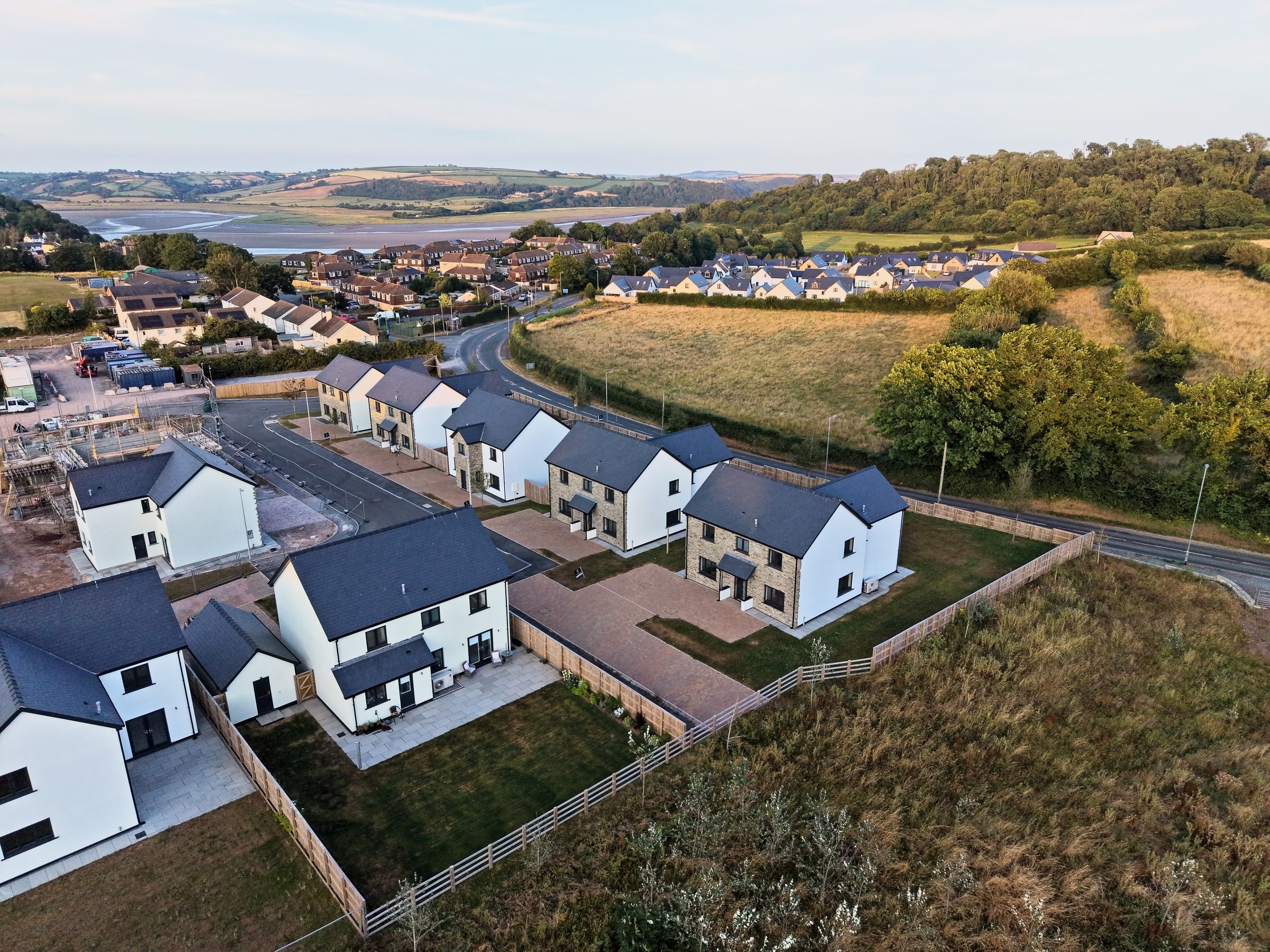 Cl&ocirc;s Hugdon, Laugharne &mdash; a close view of the completed new homes from the air