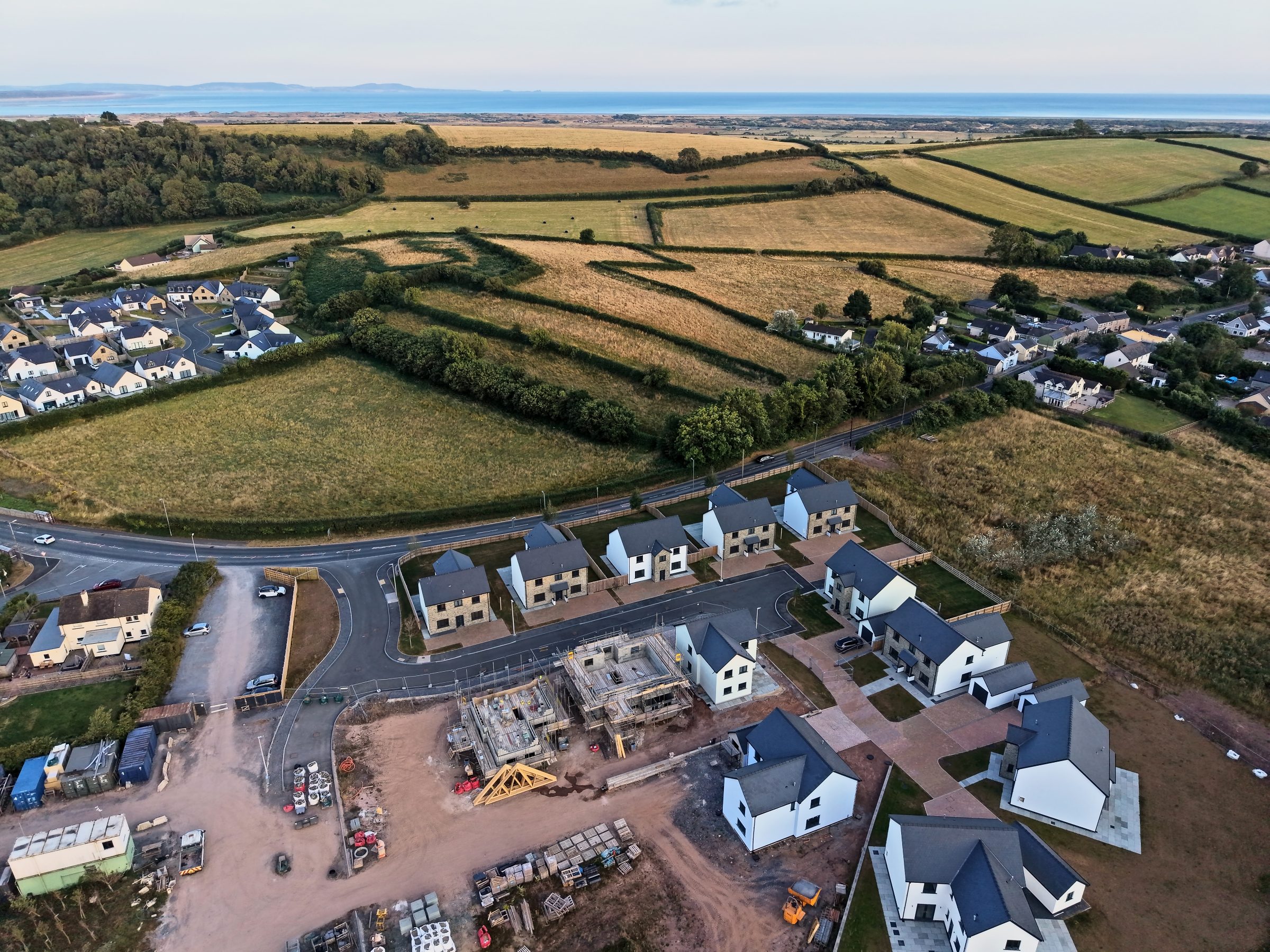 Cl&ocirc;s Hugdon, Laugharne &mdash; the building plots and site compound